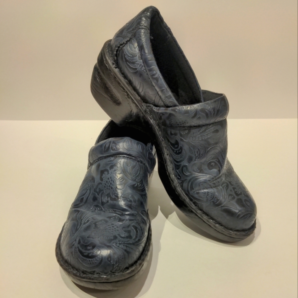 Textured Blue Floral Clogs 9/40.5 non-leather BOC